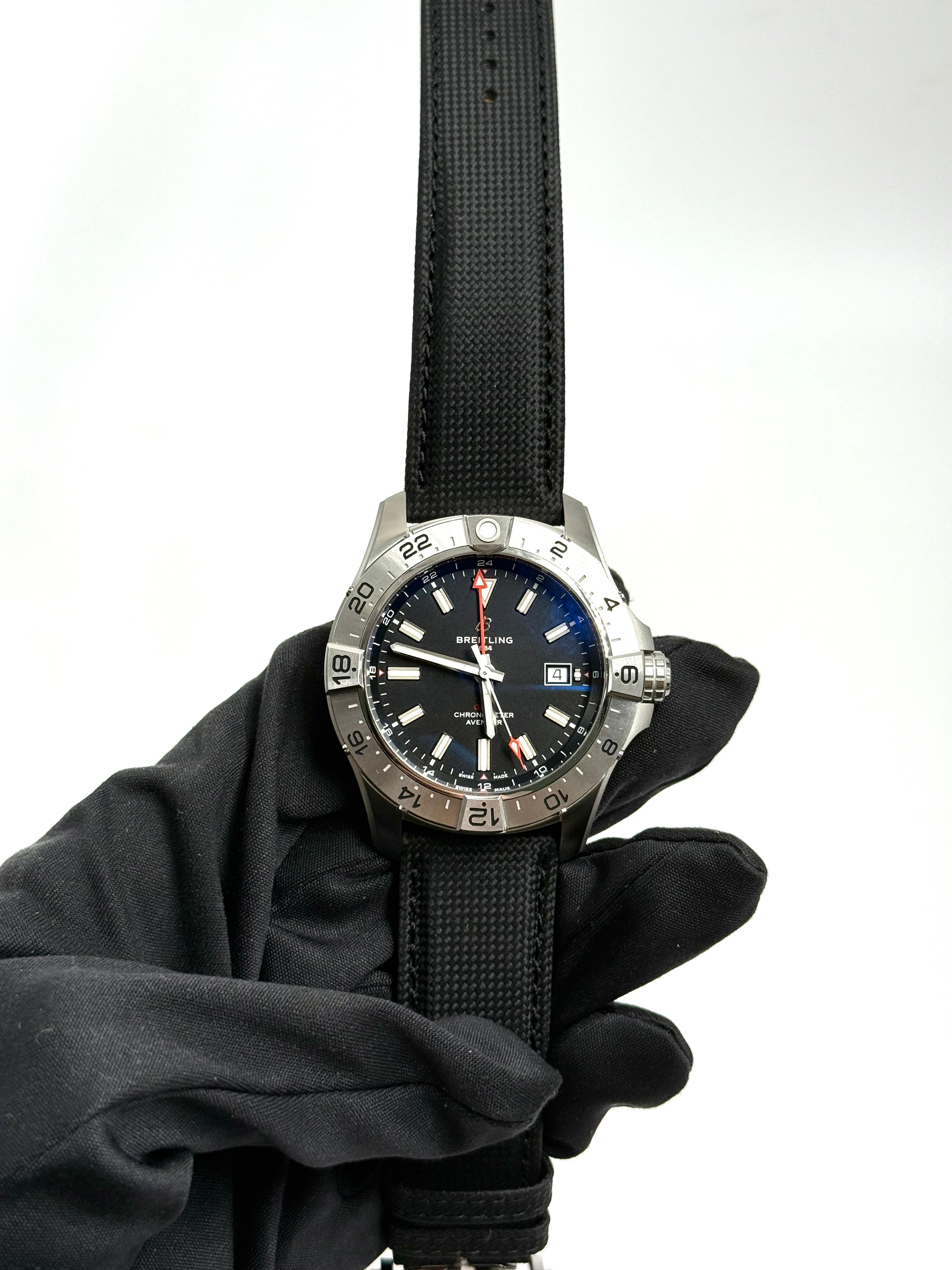Breitling Avenger Automatic GMT 44  A32320101B1X1