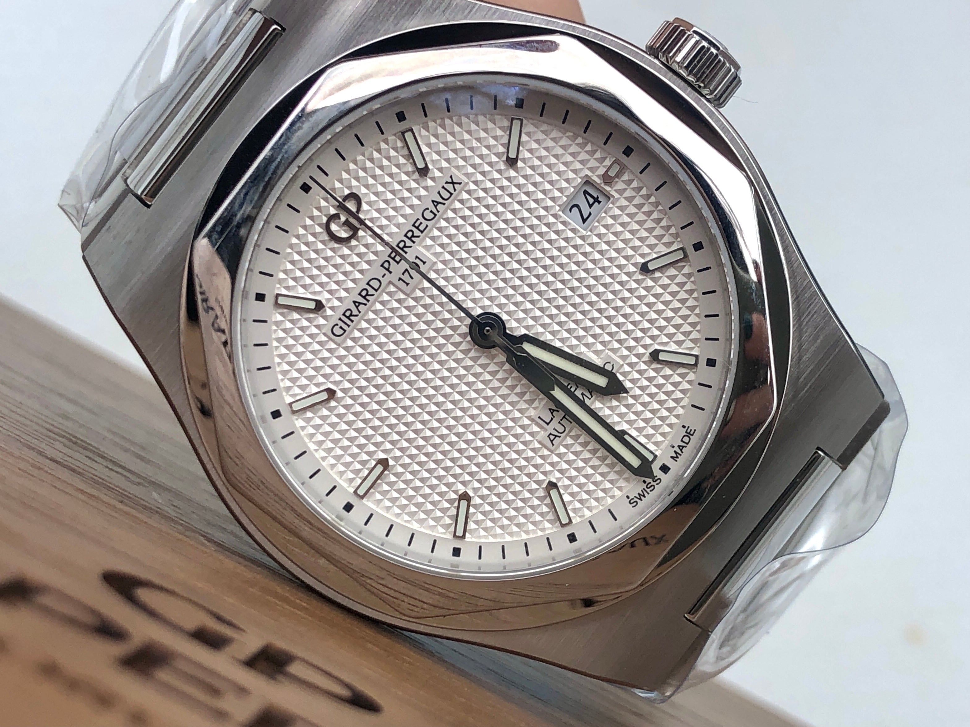 Girard Perregaux Laureato 41mm 81000-11-131-11A 2022