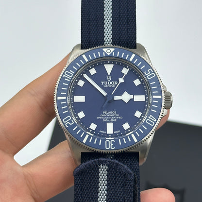 Tudor Pelagos FXD 42 mm 25707B/24 Blauer Stoff 2024