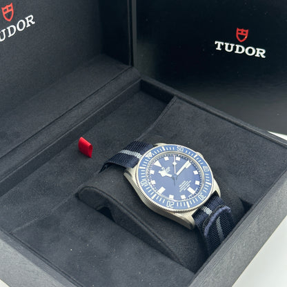 Tudor Pelagos FXD 42 mm 25707B/24 Blauer Stoff 2024