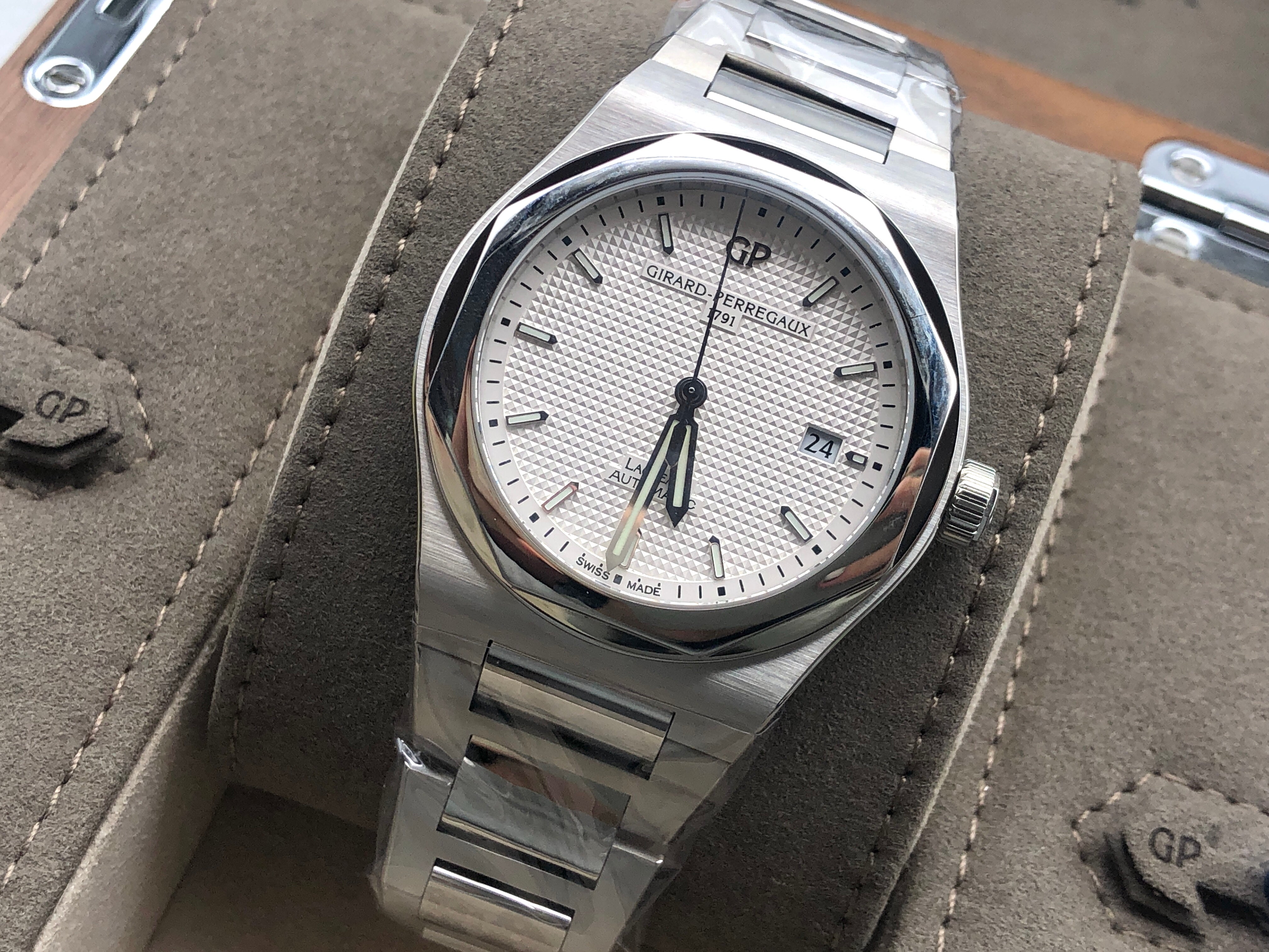 Girard Perregaux Laureato 41mm 81000-11-131-11A 2022