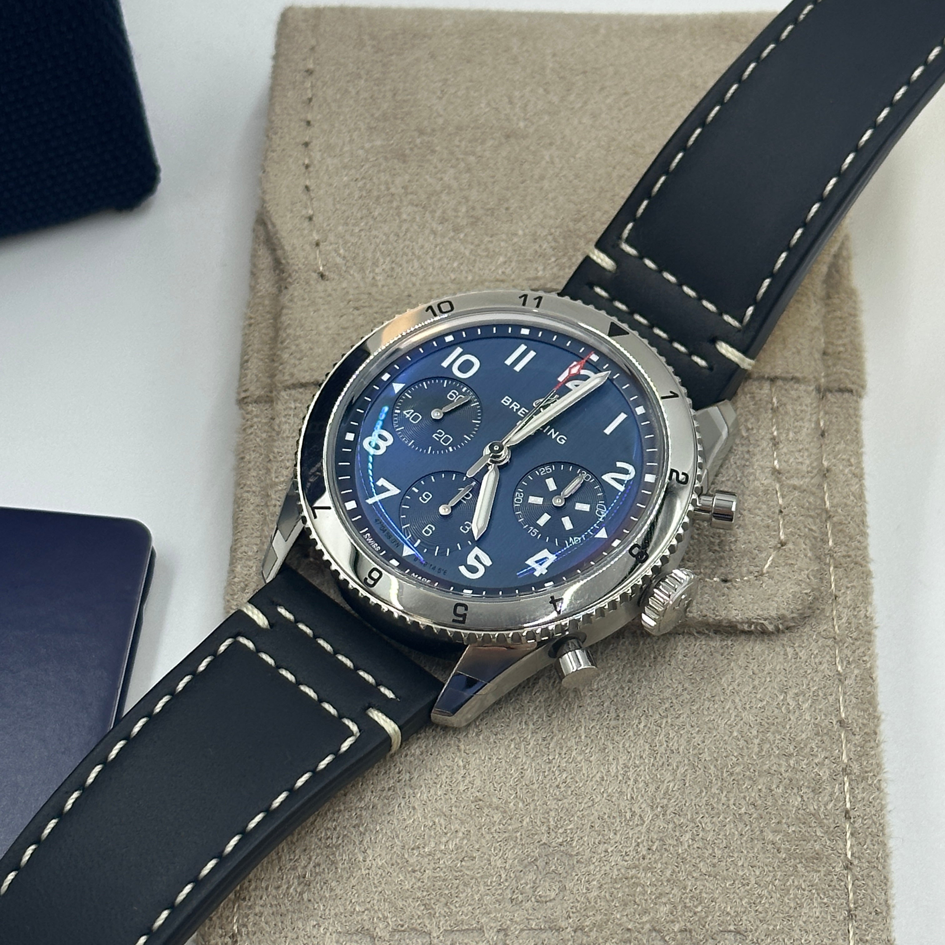 Breitling Classic AVI 42 mm Chronograph 42 Tribut an Vought F4U Corsair A233801A1C1A1 2025