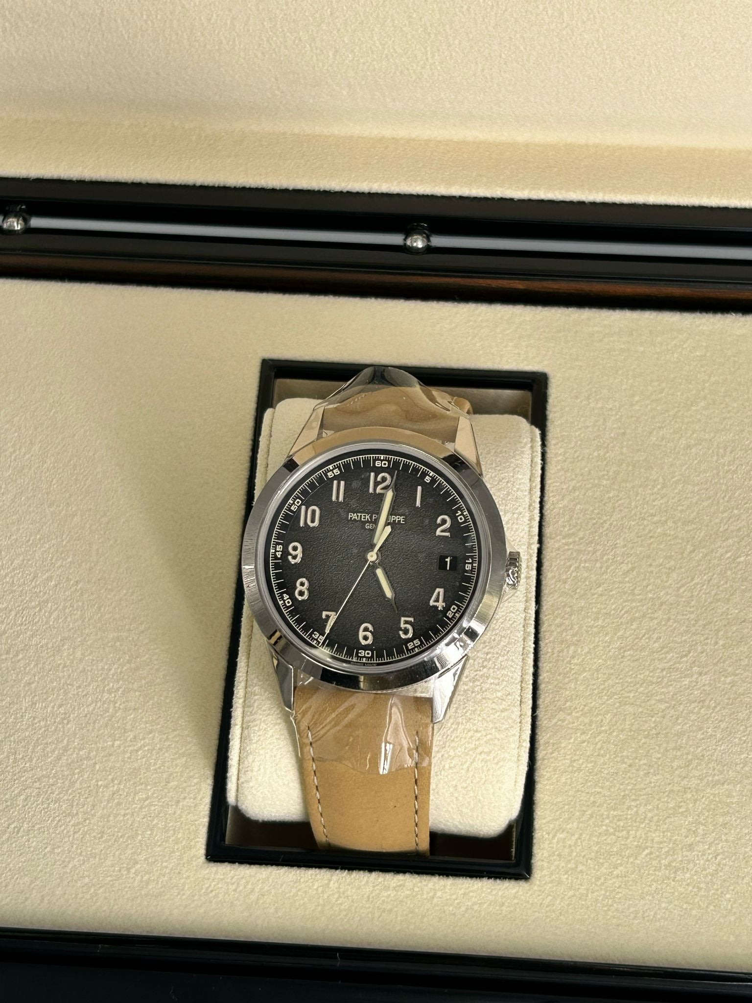 Patek Philippe Calatrava 5226G‑001 Weißgold 40 mm strukturiertes Zifferblatt