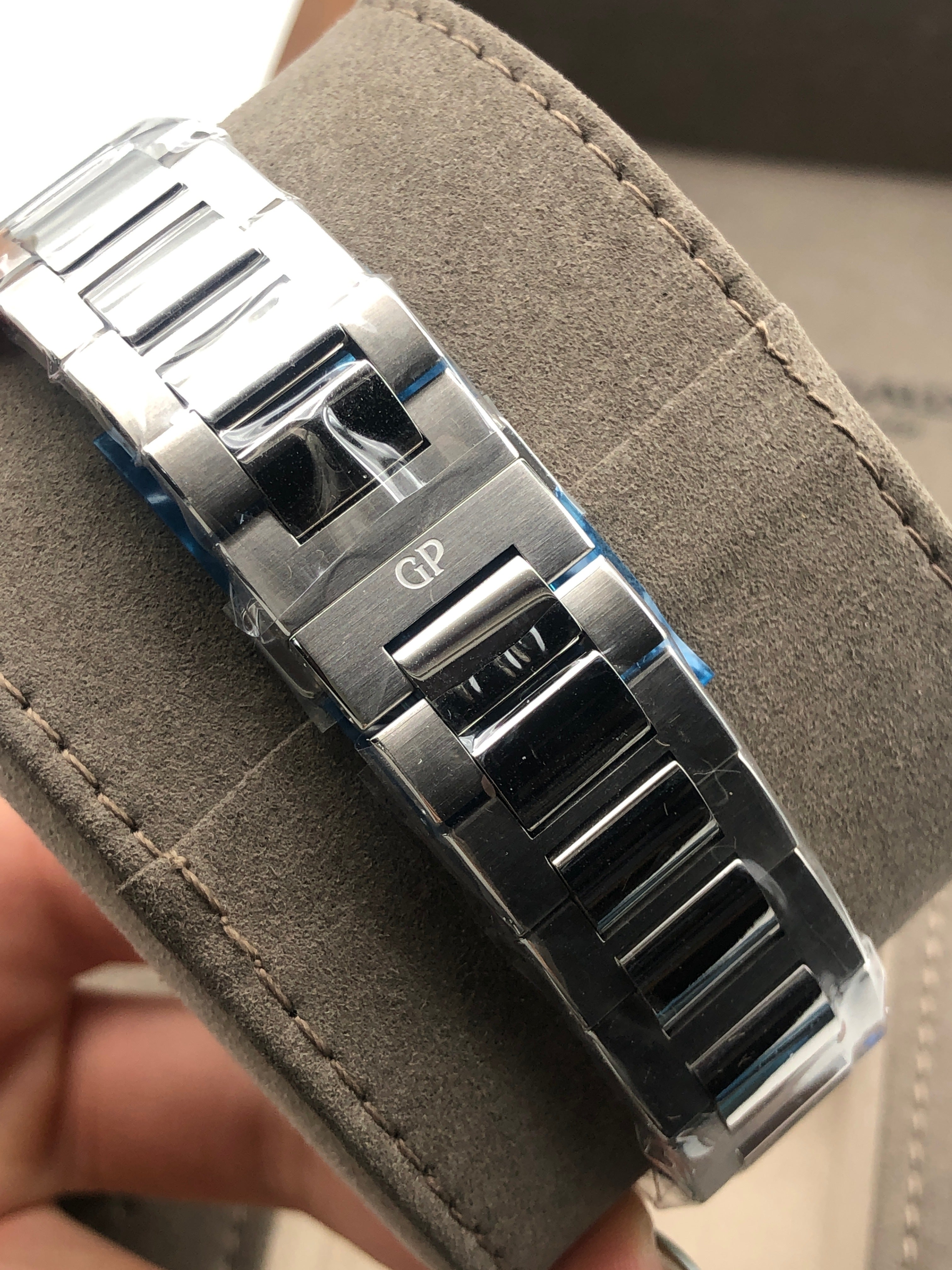 Girard Perregaux Laureato 41mm 81000-11-131-11A 2022