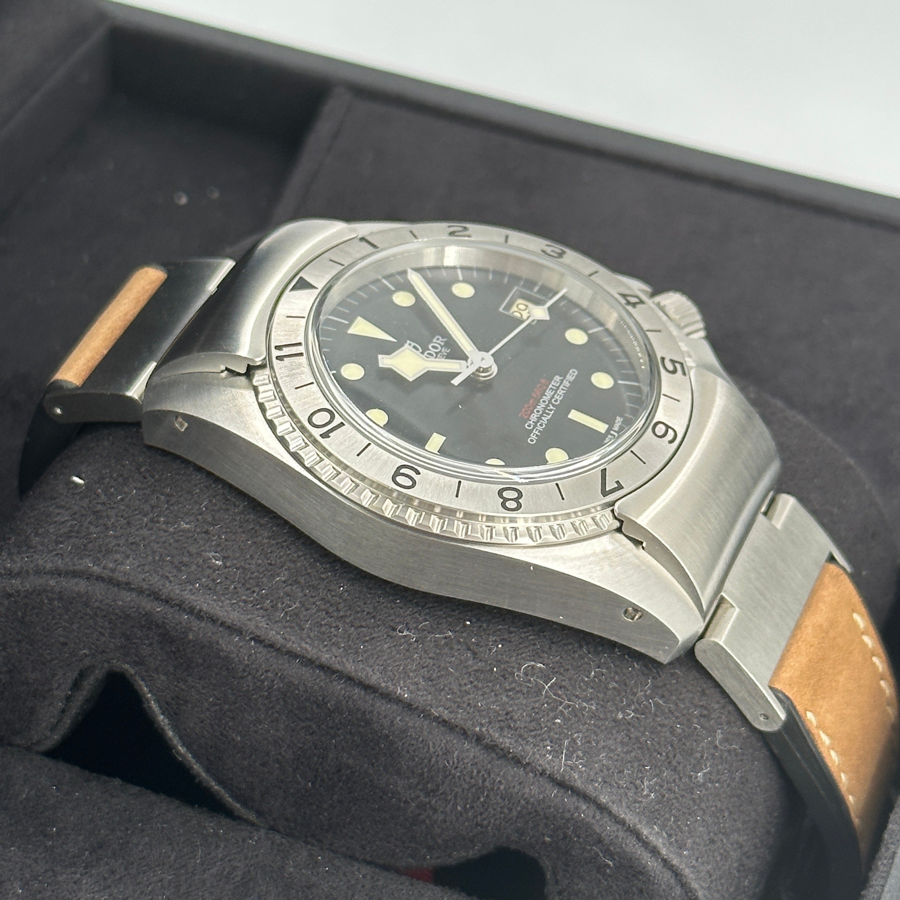 Tudor Black Bay P01 42 mm 70150-0001 Schwarzes Leder 2024