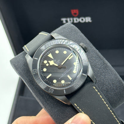 Tudor Black Bay Keramik 41 mm 79210Cnu-0001 Schwarzes Leder 2023