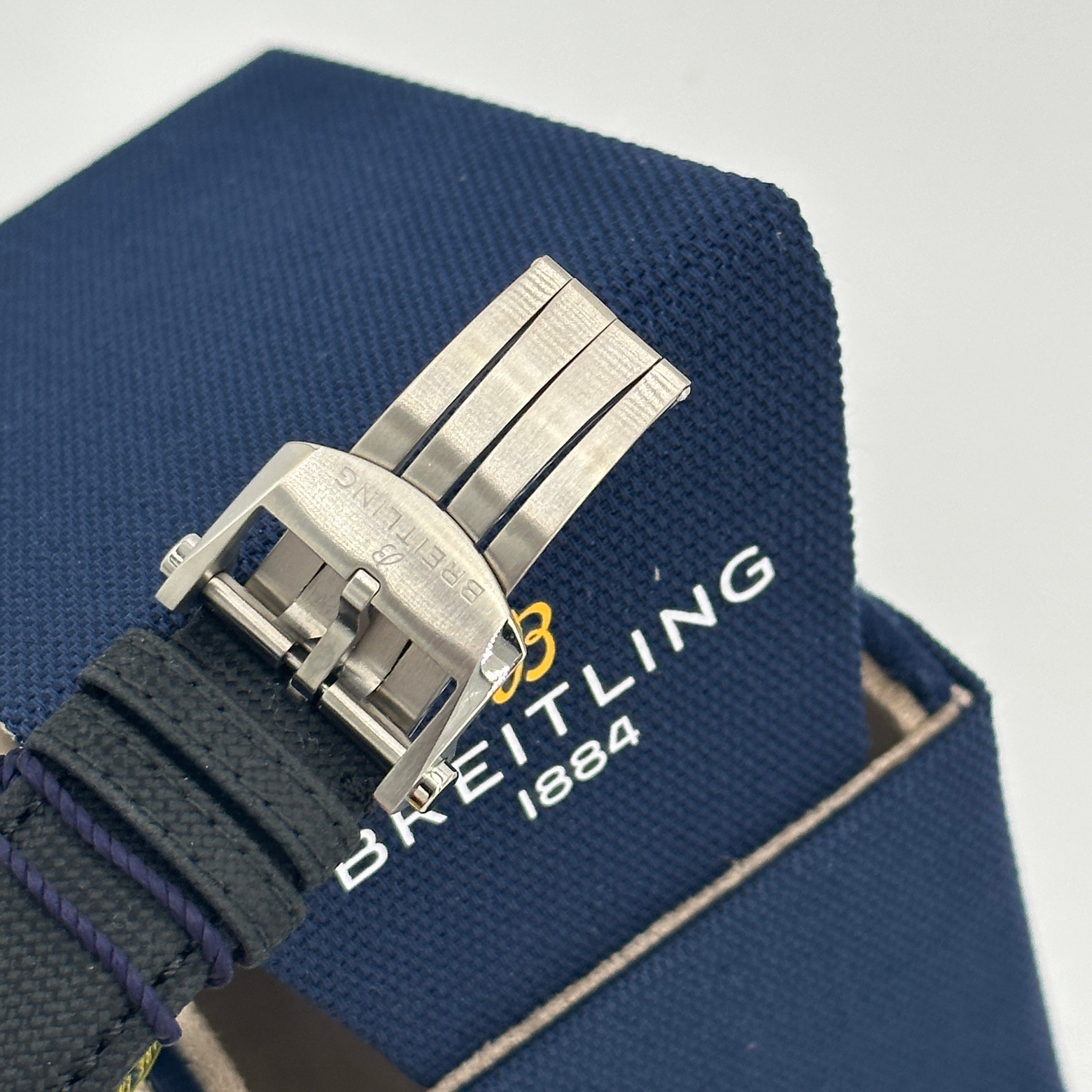 Breitling Avenger 42 mm Automatik 42 Night Mission S17328101B1X1 2025