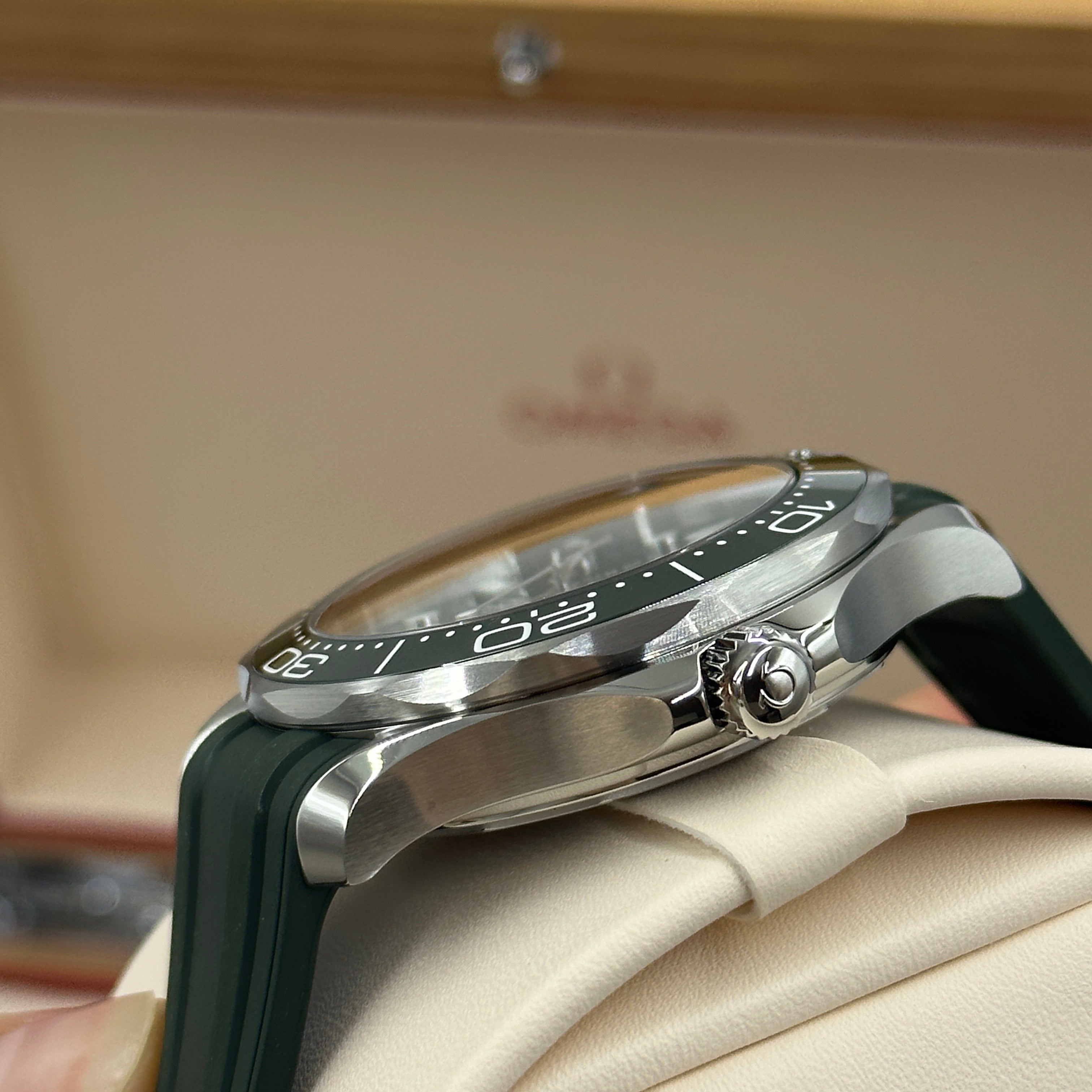 Omega Seamaster Diver 300M 42 mm grüner Kautschuk 210.32.42.20.10.001
