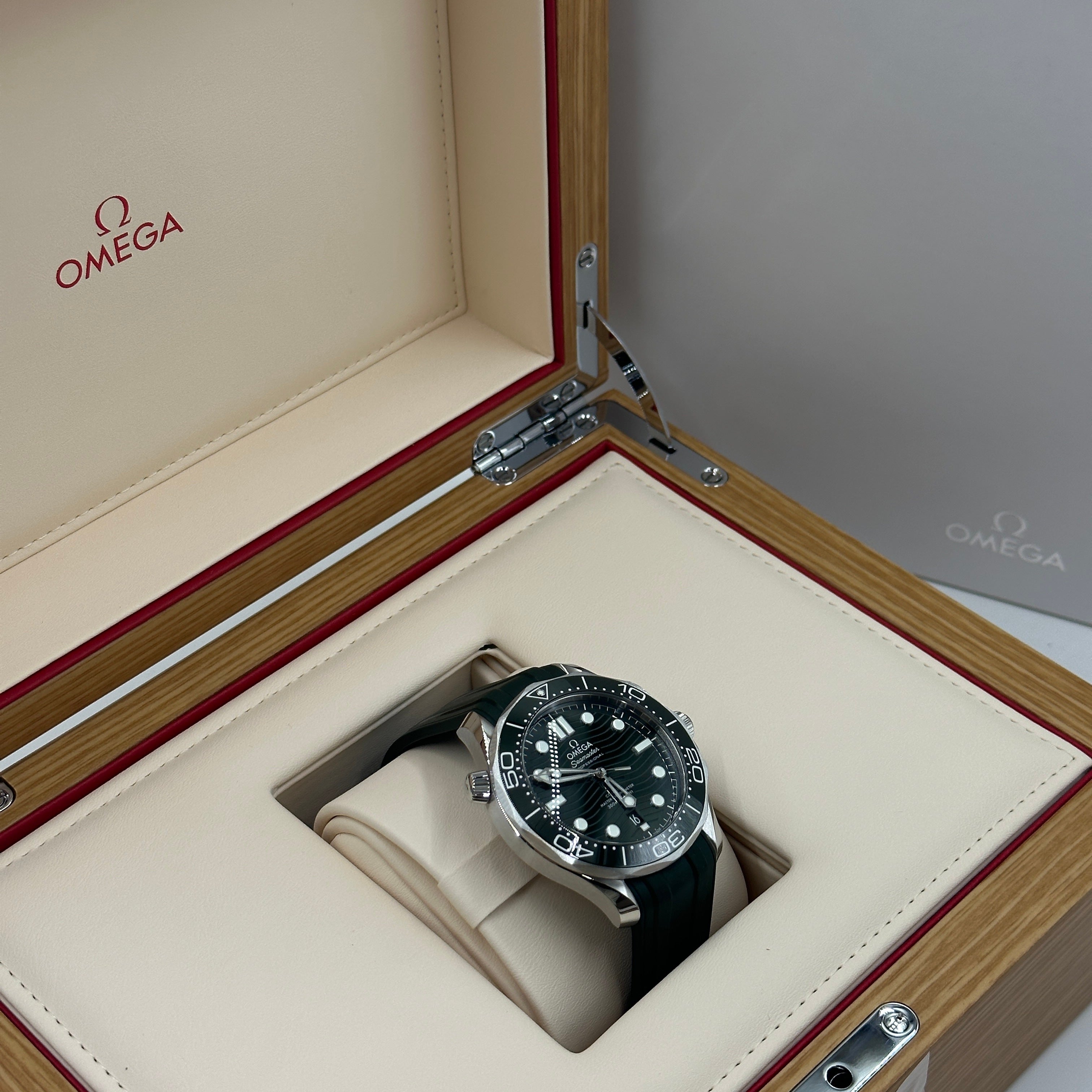 Omega Seamaster Diver 300M 42 mm grüner Kautschuk 210.32.42.20.10.001