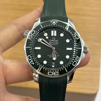 Omega Seamaster Diver 300M 42 mm grüner Kautschuk 210.32.42.20.10.001