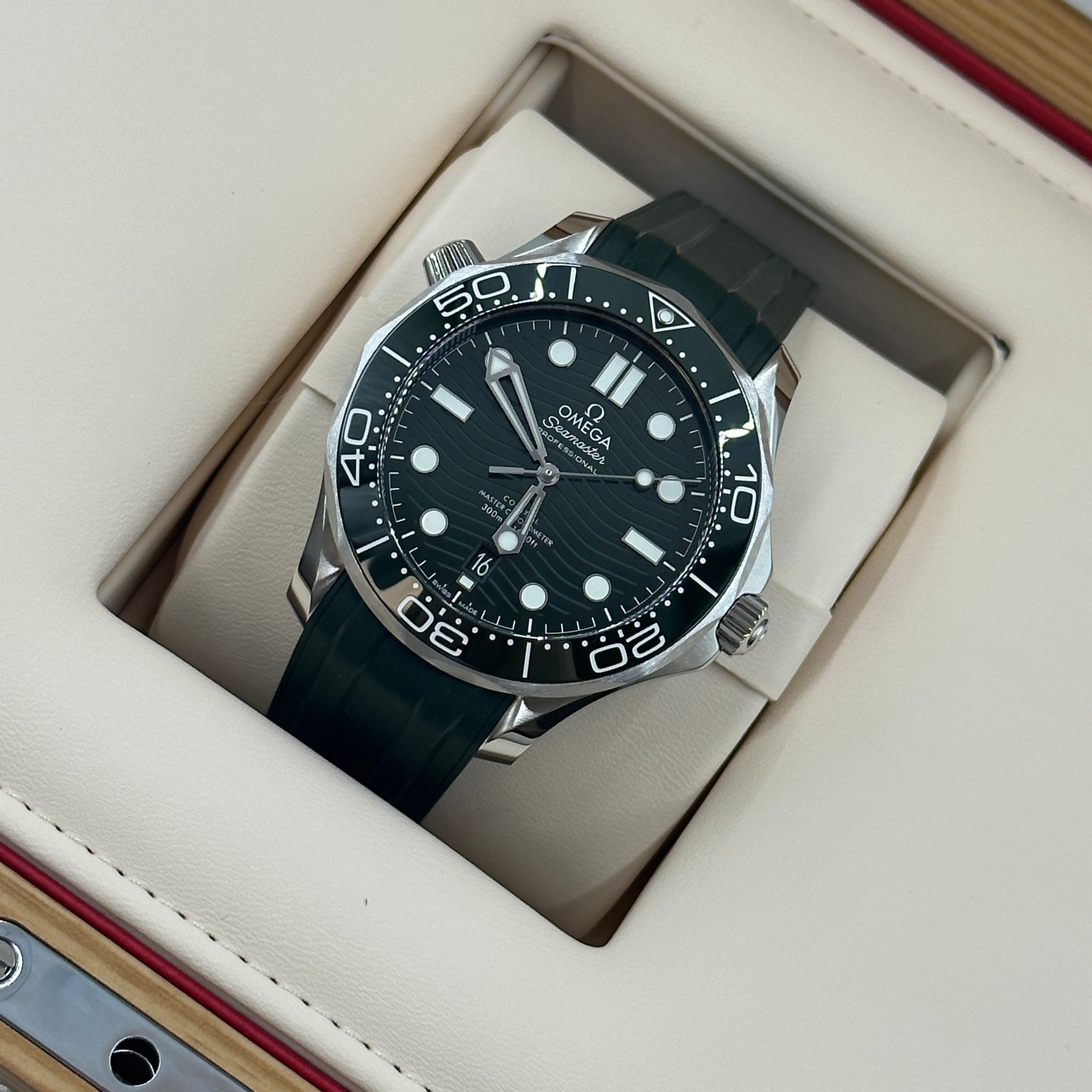 Omega Seamaster Diver 300M 42 mm grüner Kautschuk 210.32.42.20.10.001