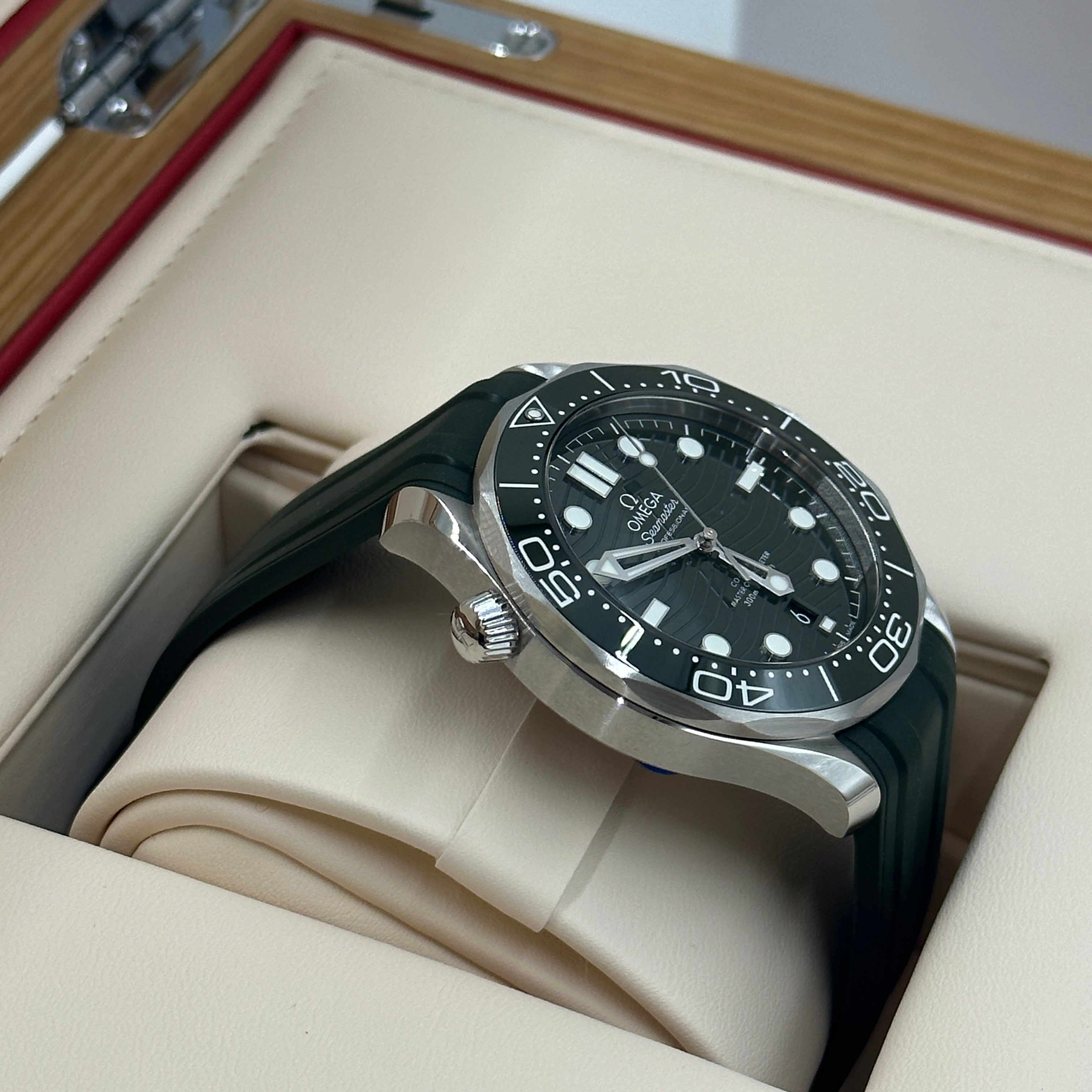 Omega Seamaster Diver 300M 42 mm grüner Kautschuk 210.32.42.20.10.001